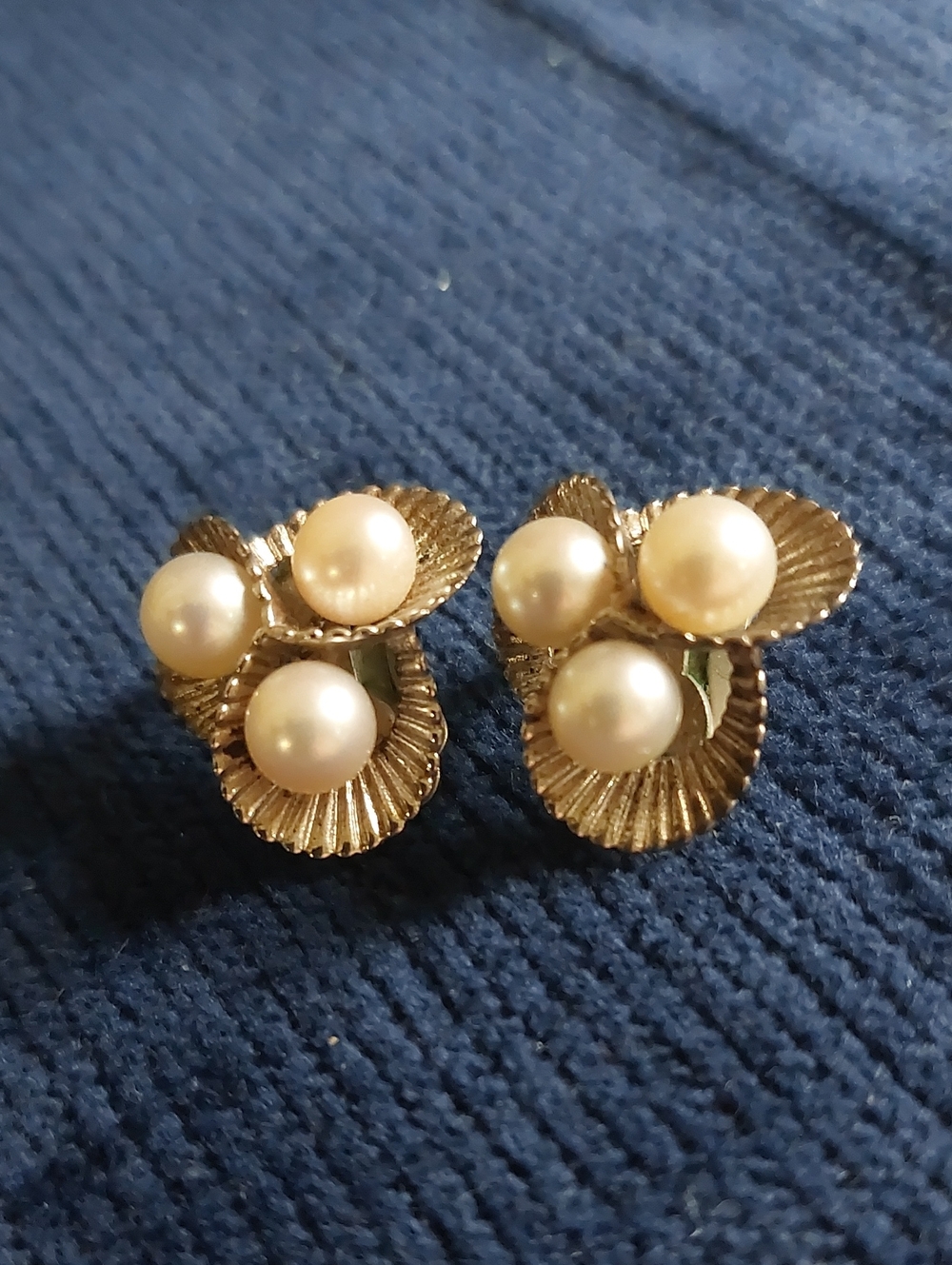 ​VTG Stuart Nye Hand Wrought Triple Shell Pearl Clip On Earrings Artisan Silver